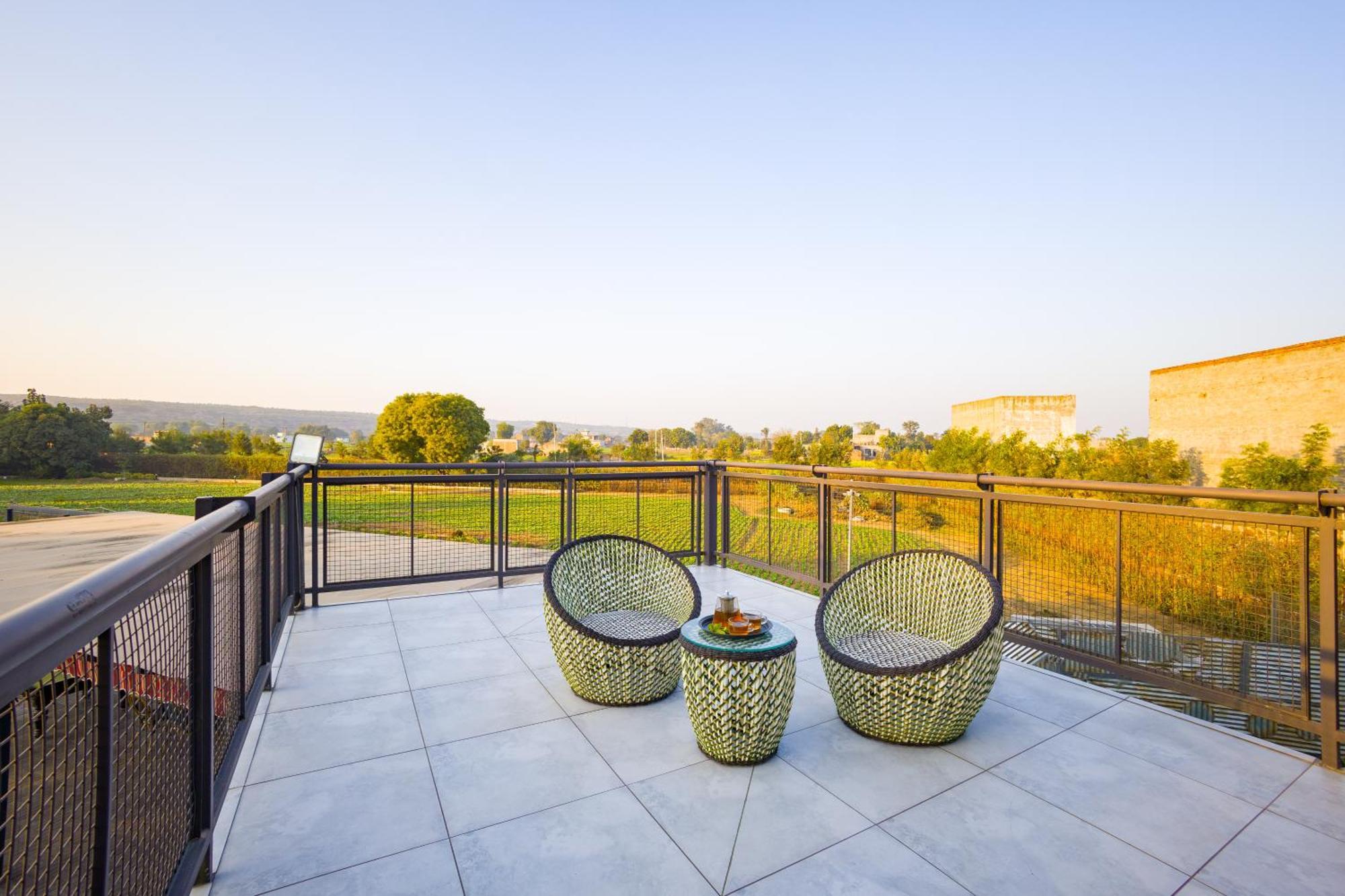 Elivaas Hidden Oasis 4Bhk With Pool, Mud House & Container House Villa Dhauj Exterior photo